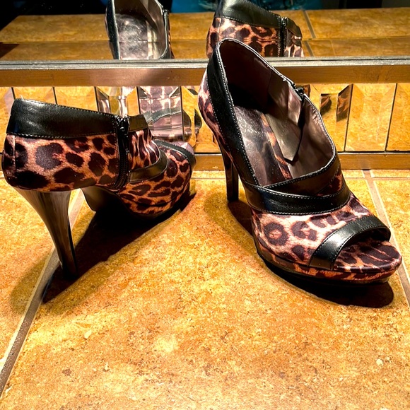 Carlos Santana Shoes - NWOT Carlos Santana Open Toe Booties